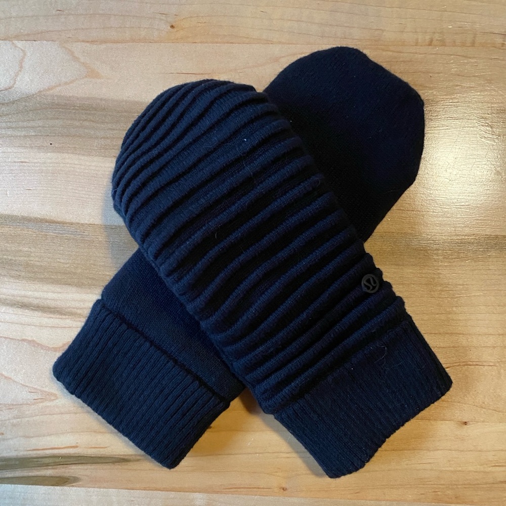 Lululemon Sweet and Sherpa black mittens